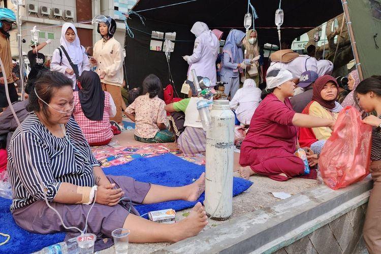 Ai Rohmah (47) salah seorang korban gempa Cianjur saat mendapat perawatan di halaman RSUD Cianjur, Senin (21/11/2022).