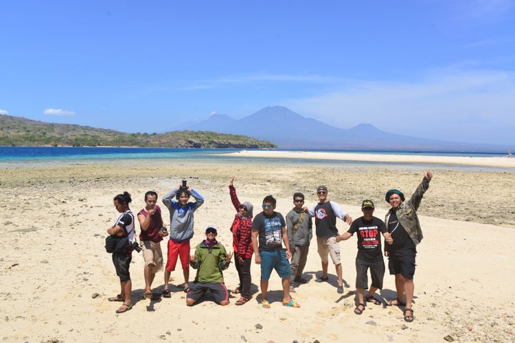 Anggota Banyuwangi Photography Community berfoto bersama di Pulau Menjangan, Taman Nasional Bali Barat, Kabupaten Jembrana, Bali, Minggu (29/10/2017).