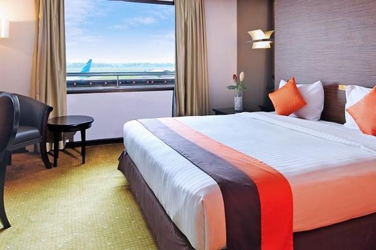 Berlokasi di dalam Bandara Internasional Soekarno-Hatta, tepatnya di antara Terminal 2 D dan 2 E memberi nilai lebih bagi hotel ini.