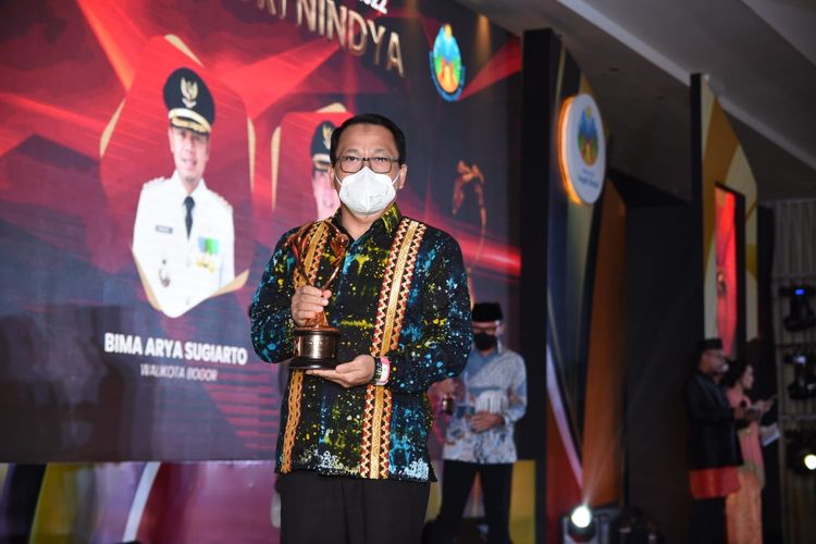 Wali Kota Metro Wahdi Siradjuddin menerima penghargaan Kota Layak Anak (KLA) 2022 kategori Nindya  di aula Novotel Bogor Golf Resort and Convention Center, Bogor, Jawa Barat (Jabar), Jumat (22/07/2022).

