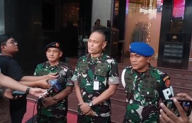 Dansatsiber TNI memberikan pernyataan kepada wartawan perihal temuan dugaan tindak pidana siber oleh influencer Ferry Irwandi