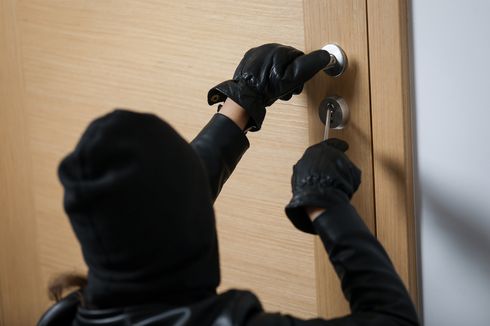 Pencuri di Kendari Terjebak Dalam Gudang Setelah Pintu Dikunci oleh Penjaga Saat Ketahuan