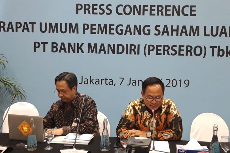 Direktur Utama Bank Mandiri Kartika Wirjoatmodjo (kanan) dan Direktur Keuangan Bank Mandiri Panji Irawan dalam konferensi pers Rapat Umum Pemegang Saham Luar Biasa Bank Mandiri di Jakarta, Senin (7/1/2019). 