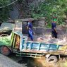 Sopir Hilang Kendali, Truk Bermuatan Pasir di Ponorogo Terjun Ke Sungai