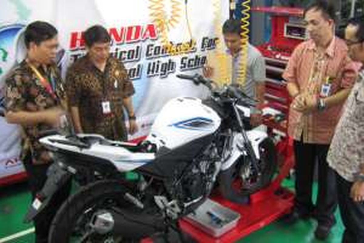 Kompetisi Uji Kompetensi Teknik Sepeda Motor memasuki tahap final.