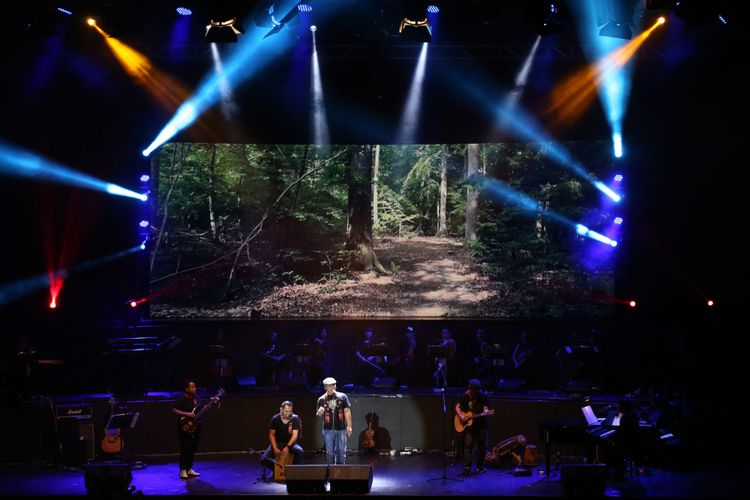 Penyanyi The Weekend Rockstar bernyanyi saat konser Musika Foresta di Balai Sarbini, Jakarta, Sabtu (13/5/2017). Konser Musika Foresta ini bertujuan mengenalkan dan mendekatkan generasi muda kepada hutan-hutan di Indonesia melalui lagu dan kolaborasi para musisi Tanah Air.