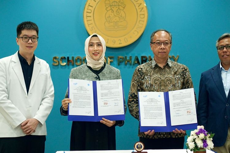 Acara signing MoA yang dihadiri oleh dr.Ian Sutedja Sp.A, CEO Gently Babyi Nyoman Anjani, Dekan Sekolah Farmasi ITB Prof. apt. Diky Mudhakir, S.Si., M.Si., dan Rektor ITB, Prof Dr.Ir.Tatacipta Dirgantara.