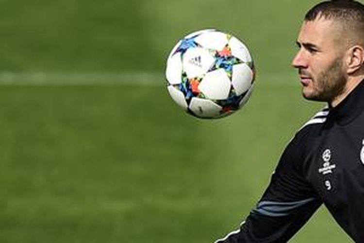 Karim Benzema dengan kostum latihan Real Madrid. 