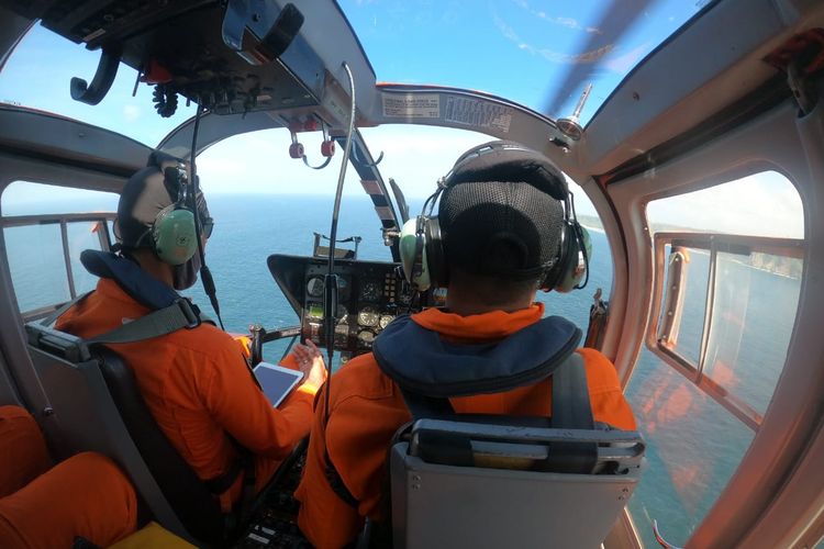 Tim SAR gunakan helikopter cari 11 ABK kapal ikan yang hilang
