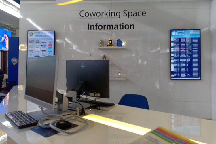 Fasilitas co-working space yang terdapat dua komputer dengan akses internet yang bisa bebas digunakan oleh para pengunjung
