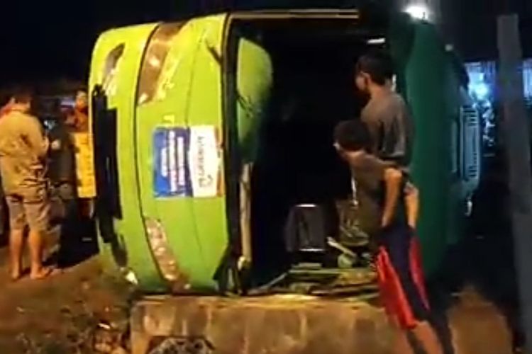 Bus berpenumpang jamaah umroh yang terbalik di Jalinbar Tanggamus.