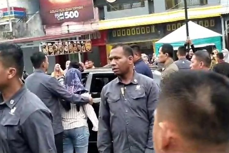 Perempuan Desa Pasar Seluma, Bengkulu terobos Paspampres temui Presiden Joko Widodo menolak tambang pasir besi