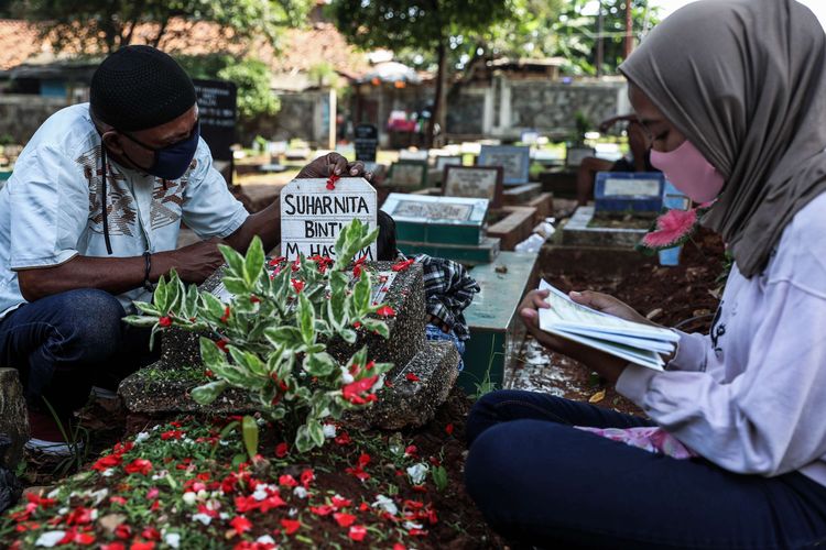 Warga melakukan ziarah kubur di tempat pemakaman umum (TPU) Karet Tengsin, Jakarta Pusat, Rabu (22/4/2020). Pemprov DKI Jakarta mengimbau warga untuk menunda ziarah di tempat pemakaman umum (TPU) menjelang Ramadhan. Tujuannya untuk mencegah penyebaran virus corona tipe 2 (SARS-CoV-2) penyebab Covid-19.