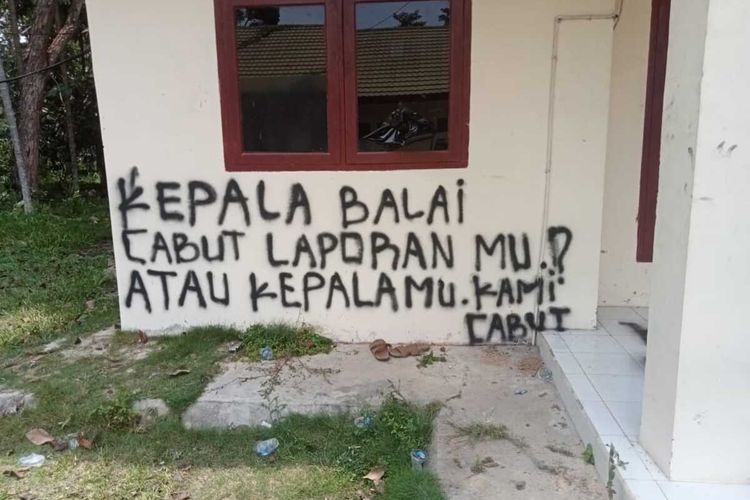 Massa diduga perambah hutan mencoret dinding kantor seksi 1 Balai TNTN di Kabupaten Pelalawan, Riau, Selasa (27/9/2022).