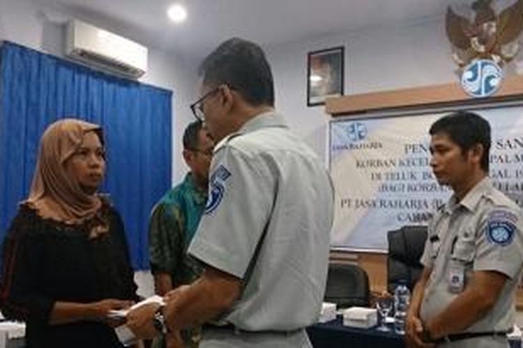 Suriani, ahli waris korban kapal tenggelam di perairan Teluk Bone menerima santunan dari PT Jasa Raharja cabang Sultra