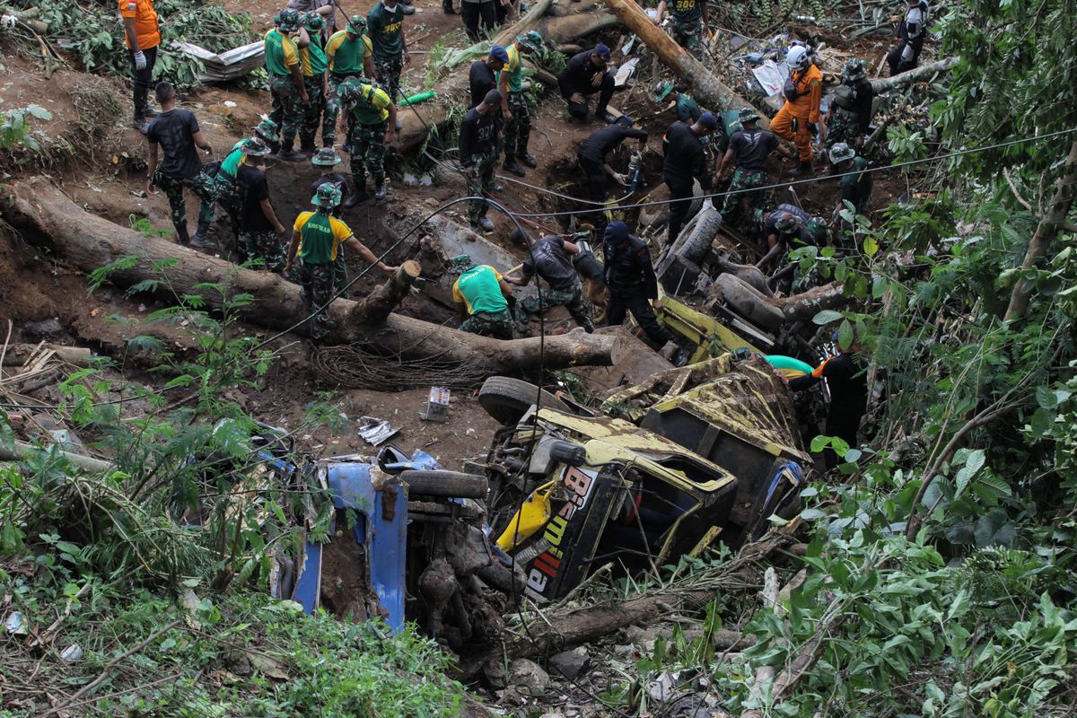 Petugas berusaha mengevakuasi bangkai kendaraan yang tertimbun longsor akibat gempa di Kampung Pos, Desa Cijedil, Kecamatan Cugenang, Kabupaten Cianjur, Jawa Barat, Selasa (22/11/2022). Sedikitnya 162 orang meninggal dunia, 326 warga luka-luka, dan 13.784 orang mengungsi akibat gempa bermagnitudo 5,6 di Cianjur.