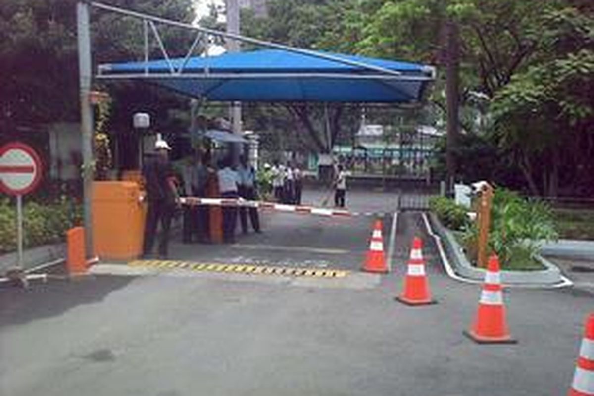 Suasana di sekitar pintu masuk Departemen Luar Negeri RI, Jakarta, Rabu (18/2) jelang kedatangan Menteri Luar Negeri AS Hillary Clinton. Tampak beberapa satpam dan aparat yang berjaga-jaga.