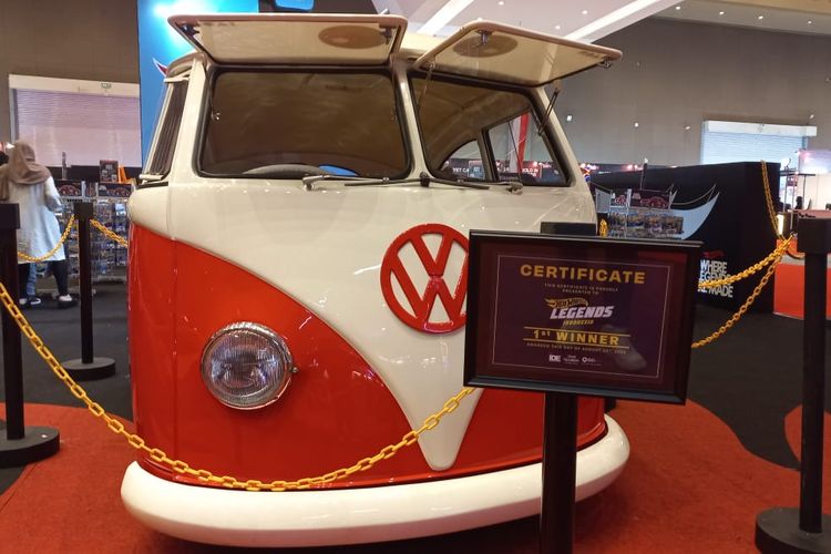 Mobil modifikasi VW Combi yang dipadukan dengan VW Beetle dipajang di booth Hot Wheels di Indonesia International Motor Show (IIMS) 2023