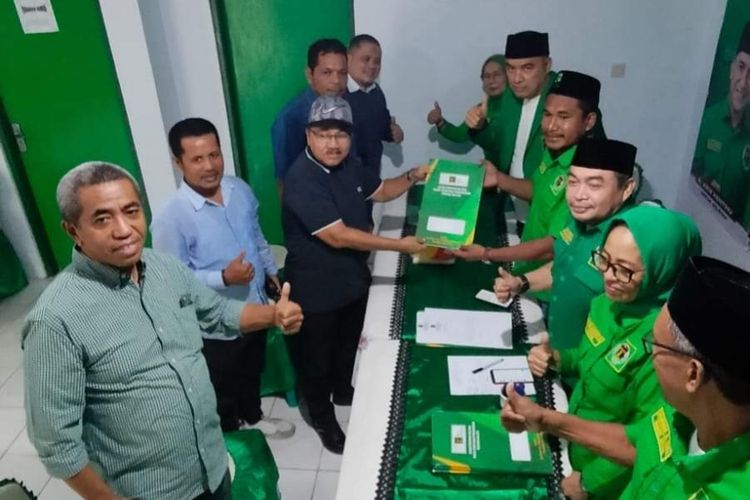 Perwakilan bakal calon gubernur Maluku Jefry Apoly Rahawarin saat mengambil formulir di DPW PPP Maluku, Senin (6/5/2024).