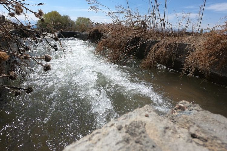 Foto yang diabadikan pada 24 April 2023 ini menunjukkan saluran yang dibangun kembali di bawah proyek yang dialokasikan dari hibah China untuk merekonstruksi sistem irigasi Kirgizstan di Desa Kara-Oi di wilayah Issyk-Kul, Kirgizstan. 