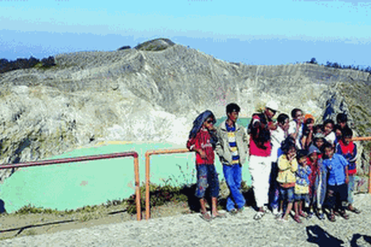 Sejumlah pengunjung berfoto bersama di dekat Tiwu Nua Muri Koo Fai, salah satu kawah Danau Kelimutu, di Kabupaten Ende, Pulau Flores, Nusa Tenggara Timur, Minggu (19/8/2012). Dalam suasana Idul Fitri 1433 Hijriah ini terjadi fenomena alam yang langka, yaitu danau kawah tersebut berubah warna dari hijau muda menjadi hijau keputih-putihan.