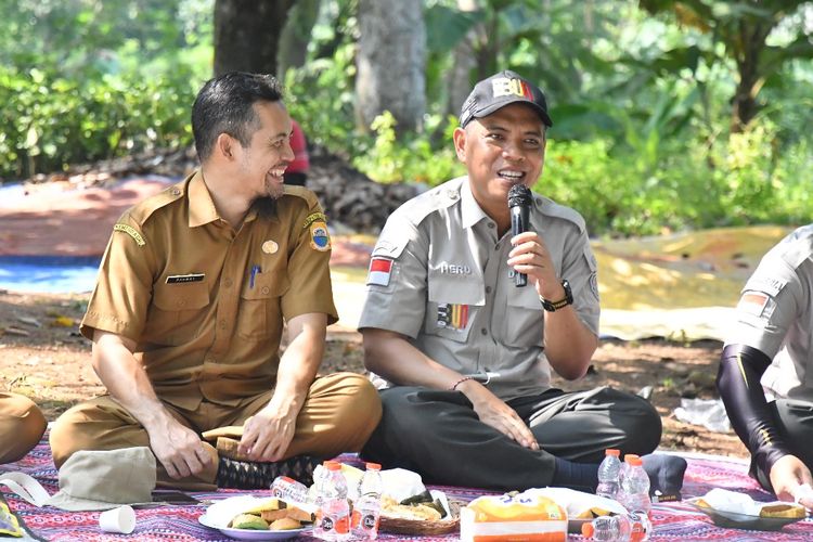 Sekretaris Direktorat Jenderal Perkebunan (Sekditjenbun) Heru Tri Widarto melakukan tanam padi gogo di Kecamatan Maja, Kabupaten Lebak, Provinsi Banten, Senin (27/5/2024).
