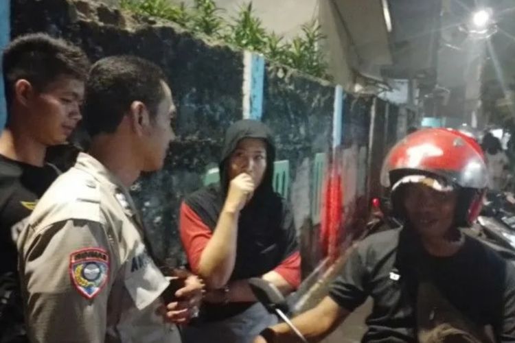 Sejumlah personel Polsek Pasar Minggu mendatangi lokasi diduga terjadi pelecehan seksual, Jakarta, Senin (1/5/2023).