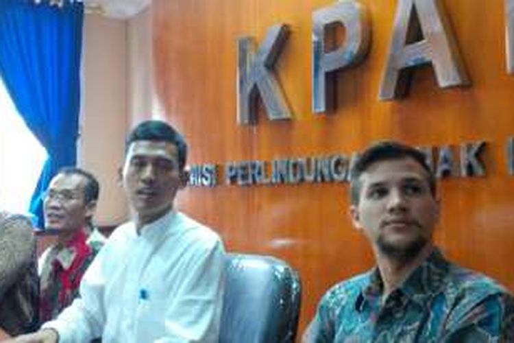 Stuart Collin bersama kuasa hukumnya mendatangi kantor Komisi Perlindungan Anak Indonesia (KPAI), Menteng, Jakarta Pusat, Jumat (1/4/2016).
