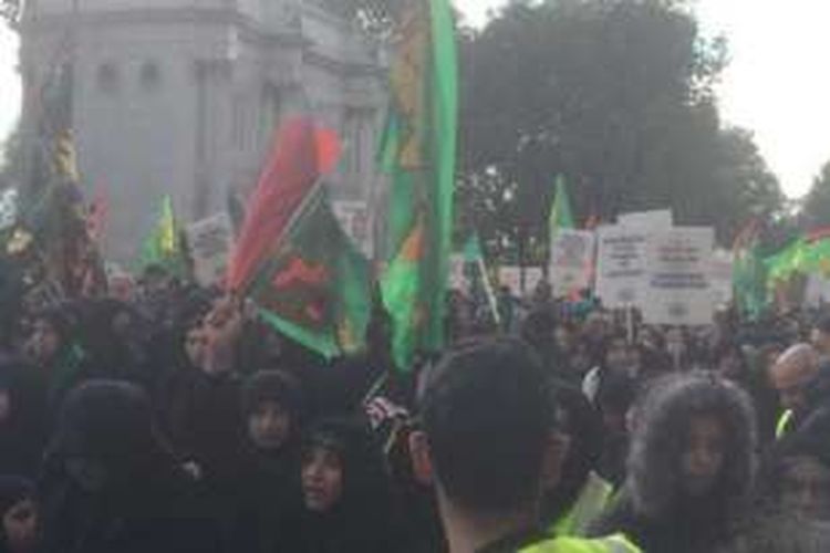 Pawai damai digelar di pusat kota London, Inggris, Rabu (12/10/2016), untuk memperingati hari raya Asyura. Warga Muslim mengusung plakat bertuliskan 