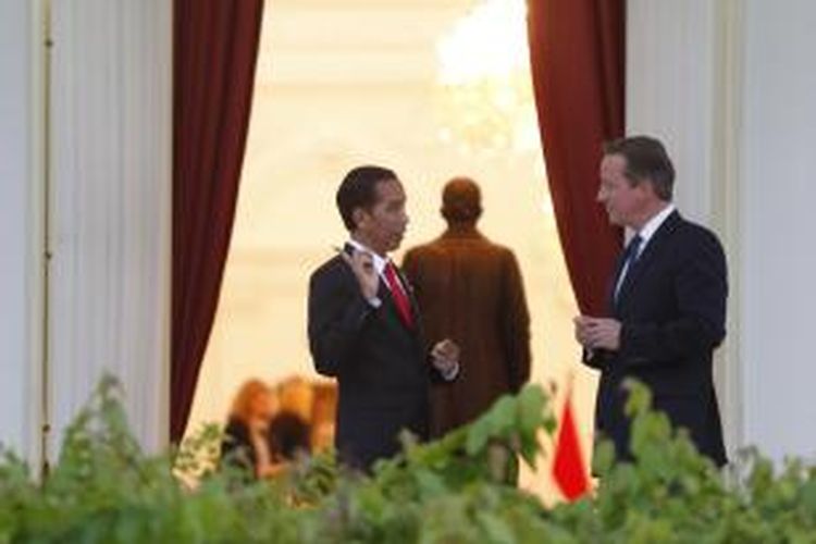 Presiden Joko Widodo (kiri) berbincang dengan Perdana Menteri Inggris David Cameron yang berkunjung ke Istana Merdeka, Senin (27/7/2015) petang. Kunjungan kali ini difokuskan Cameron untuk meningkatkan kerja sama Inggris dengan negara-negara Asia Tenggara.