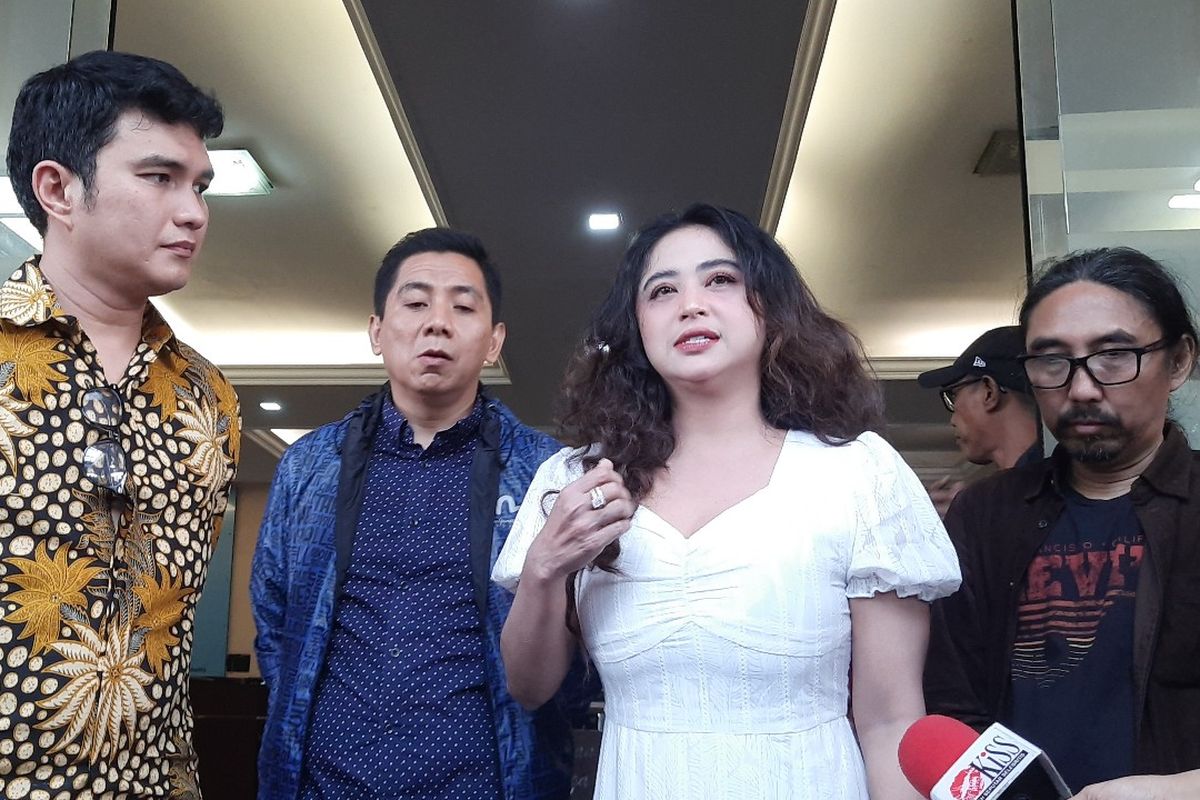 Penyanyi dangdut Dewi Perssik mendatangi Polres Metro Jakarta Selatan untuk menjalani pemeriksaan tambahan terkait kasus dugaan pencemaran nama baik.