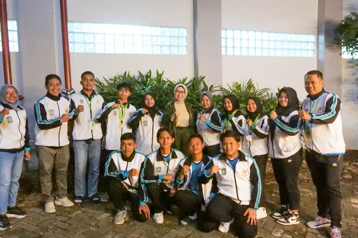Bupati Lumajang Indah Amperawati foto bersama atlet Porprov Jatim asal Lumajang