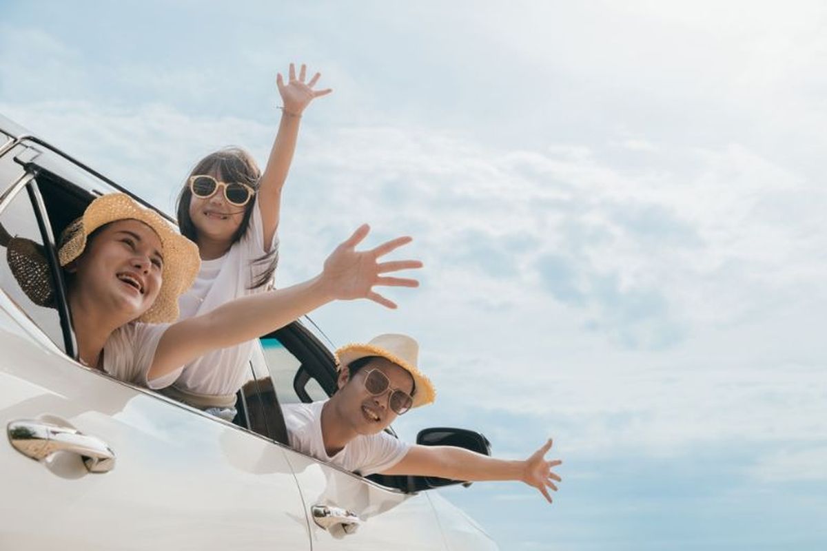 Ilustrasi keluarga bahagia dan aman berkat asuransi jiwa. 