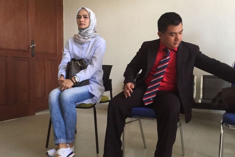 Ibnu Jami menghadiri sidang cerainya dengan suaminya, Ibnu Jamil, di Pengadilan Agama Tigaraksa, Tangerang, Selasa (22/5/2018).