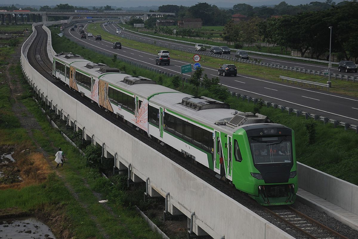 Kereta api Bandara Adi Soemarmo melintas di jalur kereta api Stasiun Balapan Solo - Stasiun Bandara Adi Soemarmo saat uji coba di Ngemplak, Boyolali, Jawa Tengah, Sabtu (28/12/2019). Uji coba tersebut dilakukan sebagai kesiapan moda transportasi yang terintegrasi dari Stasiun Balapan Solo menuju Bandara Adi Soemarmo menggunakan kereta api dengan waktu tempuh kurang lebih 20 menit.