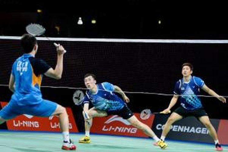 Pasangan ganda Korea Selatan, Lee Yong-dae (kanan)/Yoo Yeon-seong, bersiap menghadapi serangan ganda Taiwan, Lee Sheng Mu/Tsai Chia Hsin, pada babak perempat final Kejuaraan Dunia 2014 di Ballerup Super Arena, Kopenhagen, Jumat (29/8/2014).