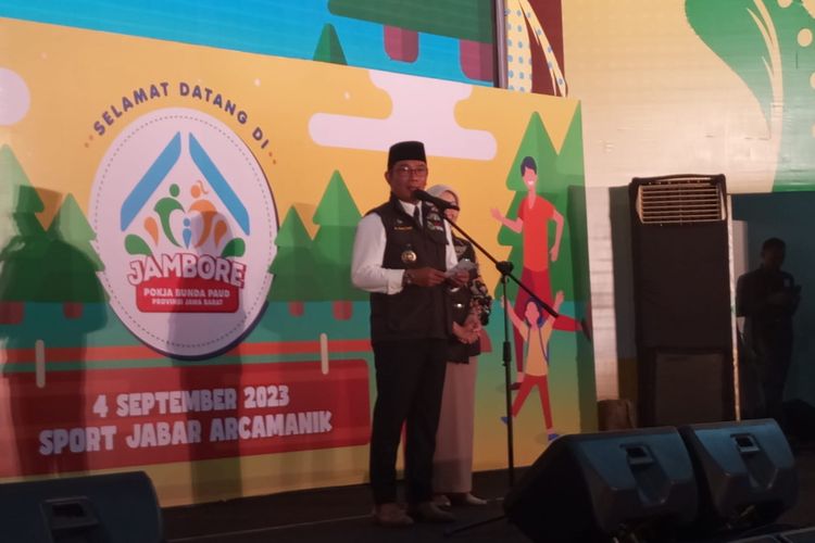 Gubernur Jawa Barat Ridwan Kamil bersama istrinya, Atalia Praratya, saat berpidato di acara Jambore Pokja Bunda Paud Provinsi Jawa Barat, Bandung, Senin (4/9/2023)