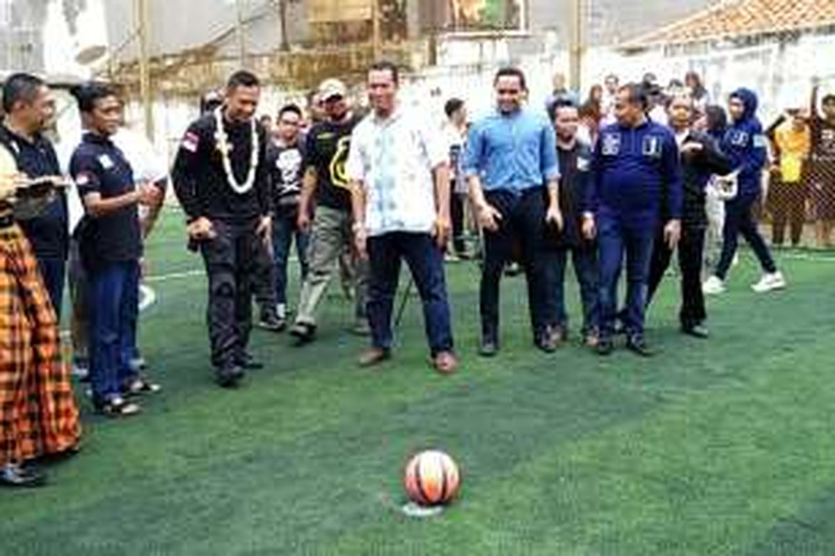 Calon gubernur DKI Jakarta Agus Harimurti Yudhoyono bersiap untuk menendang bola pada penutupan turnamen futsal di Kelurahan Pela Mampang, Kecamatan Mampang Prapatan, Jakarta Selatan, Sabtu (12/11/2016).