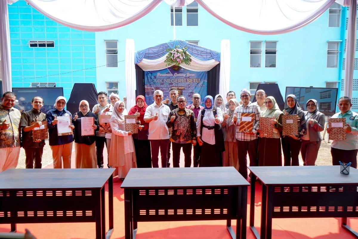 Purwanto (tengah) berfoto bersama perwakilan kepala sekolah, perusahaan, dan juga Dinas Pendidikan Jawa Barat setelah penandatanganan kerja sama di SMKN 1 Setu, Kabupaten Bekasi, Jawa Barat, Selasa (1/9/2026).