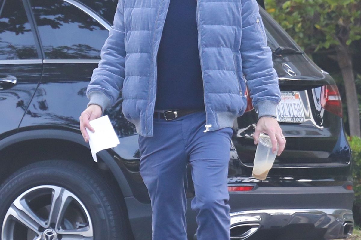 Gaya Ben Affleck dengan Sneaker