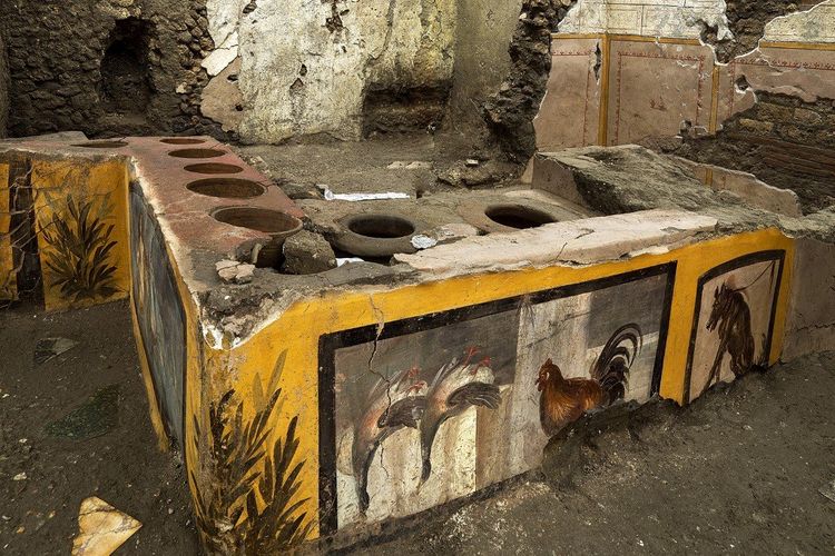 Arkeolog menemukan kedai makanan cepat saji zaman Romawi di antara reruntuhan situs Pompeii. Kota kuno yang terkubur abu vulkanik dari letusan dahsyat Gunung Vesuvius pada 79M.