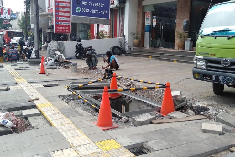 kondisi parkiran yang menyempit karena pembangunan trotoar di ruko Kemang 15, Kemang, Jakarta Selatan, Rabu (4/12/2019)