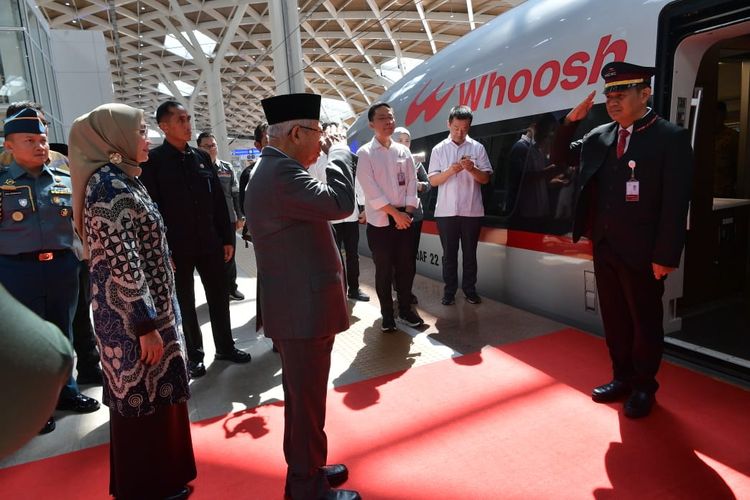 Wakil Presiden Ma'ruf Amin sebelum menumpangi Kereta Cepat Whoosh untuk melakukan kunjungan kerja di Bandung, Kamis (16/11/2023) hari ini.