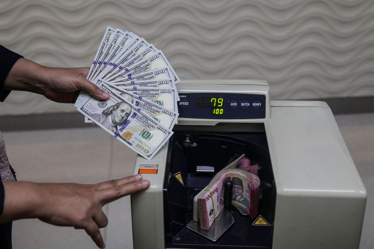 Dollar AS Menguat di Tengah Lonjakan Harga Minyak dan Tekanan Obligasi