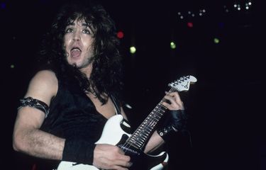 Gitaris Jake E. Lee yang pernah menjadi gitaris band solo Ozzy Osbourne.