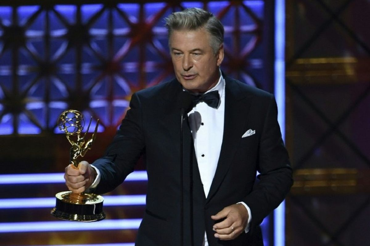 Alec Baldwin mendapat penghargaan Outstanding Supporting Actor in a Comedy Series di perhelatan Emmy Awards 2017 yang digelar di Microsoft Theatre, Los Angeles, California, Minggu (17/9/2017)