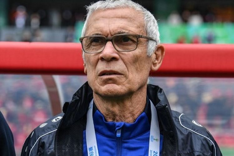 Mantan pelatih Inter Milan dan Valencia, Hector Cuper, saat menangani Timnas Uzbekistan pada Maret 2019.