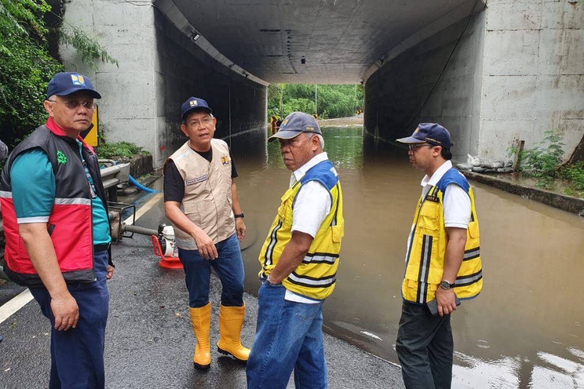 Menteri PUPR Basuki Hadimuljono meninjau lokasi terdampak banjir di Jakarta, Rabu (1/1/2020).