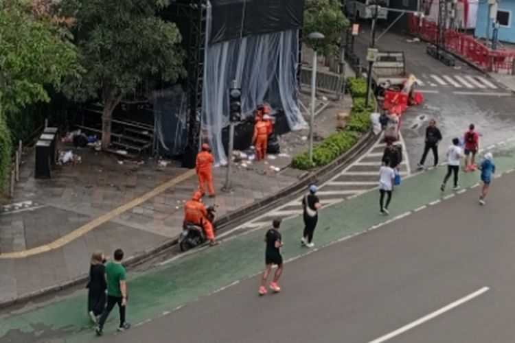 Petugas PPSU membersihkan sampah di kawasan Bundaran HI, Jakarta Pusat, Kamis (1/1/2026) usai perayaan malam tahun baru.