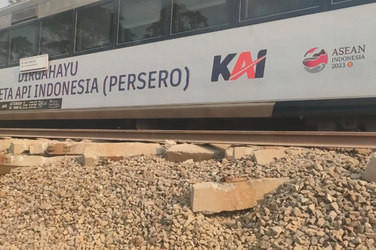 Rel menikung panjang hancur di bawah KA Argo Semeru yang anjlok di Pedukuhan Kalimenur, Kalurahan Sukoreno, Kapanewon Sentolo Kabupaten Kulon Progo, Daerah Istimewa Yogyakarta. Lokasi tikungan di depan Stasiun KA Kalimenur yang sudah tidak terpakai.